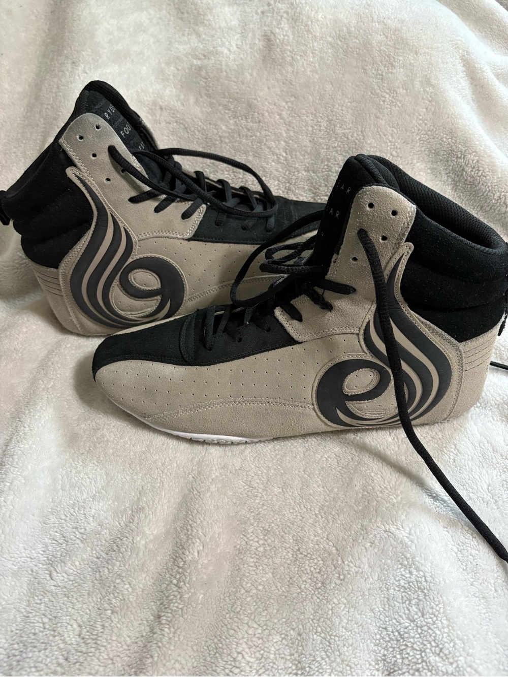 Ryderwear Size 10 Gray and Black High-Top Gym Sneakers
